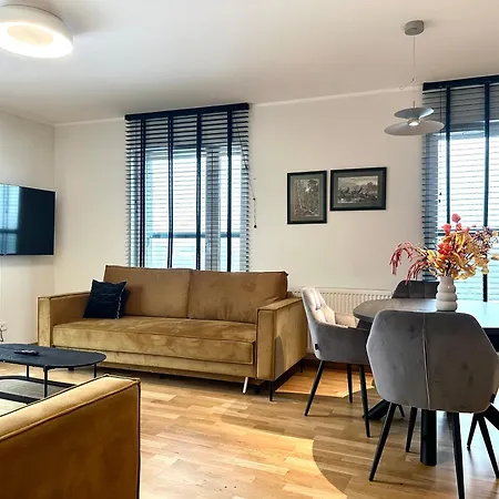 Apartment Madalinskiego 25 - Balcony & Lift - 700m Main Station