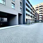 アパート Madalinskiego 25 - Balcony & Lift - 700m Main Station ヴロツワフ